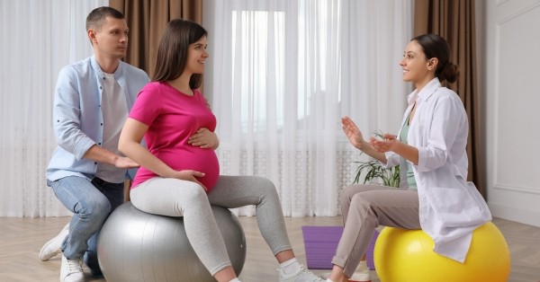 דולה או מיילדת פרטית? המדריך לזוגות צעירים: מה ההבדל, כמה זה עולה, ומה לשאול בפגישה הראשונה